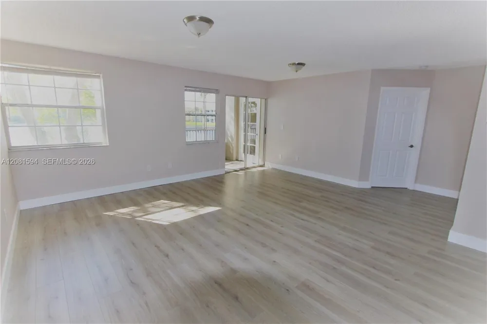 2880 Oakland Forest Dr #212 Oakland Park, FL 33309