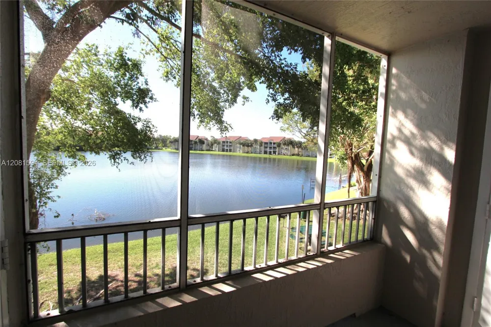 2880 Oakland Forest Dr #212 Oakland Park, FL 33309