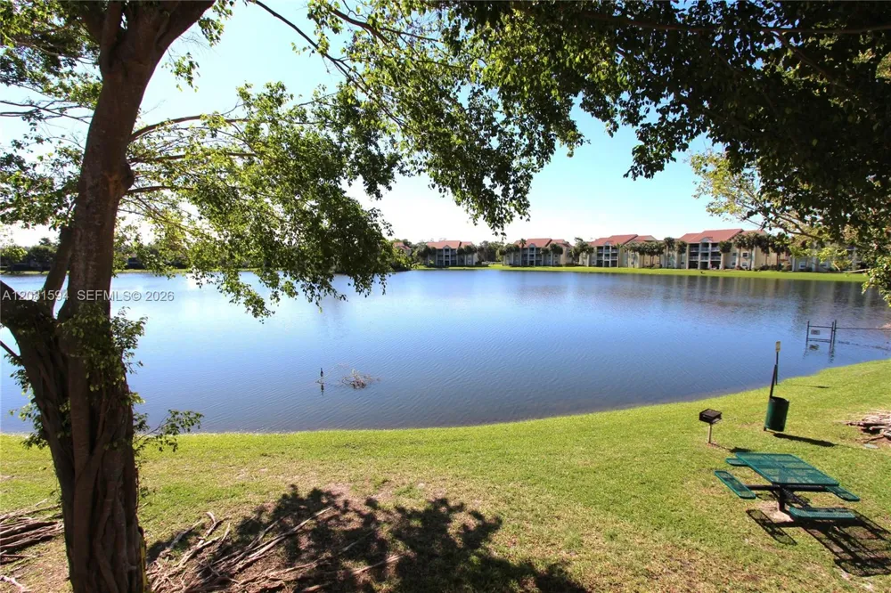 2880 Oakland Forest Dr #212 Oakland Park, FL 33309