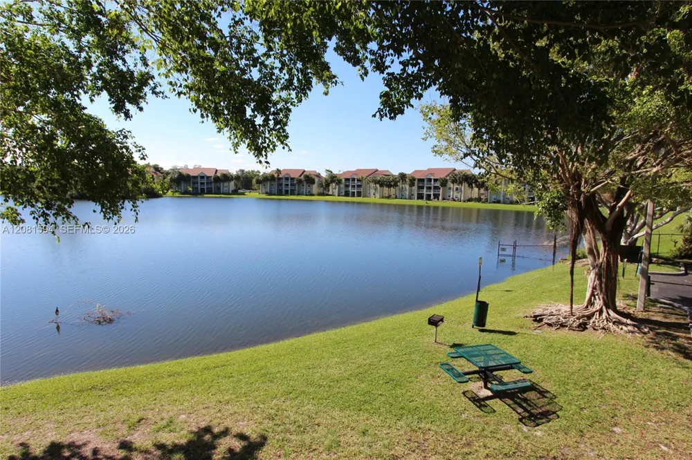 2880 Oakland Forest Dr #212 Oakland Park, FL 33309