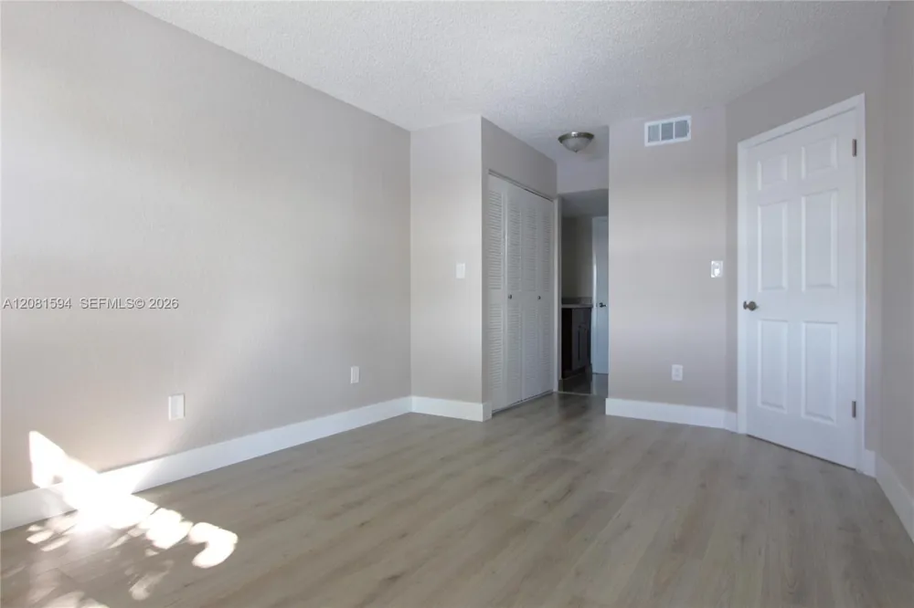 2880 Oakland Forest Dr #212 Oakland Park, FL 33309