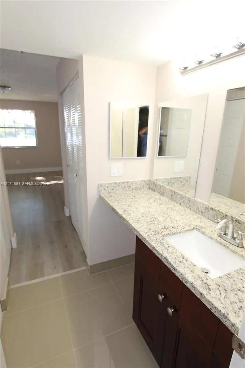 2880 Oakland Forest Dr #212 Oakland Park, FL 33309