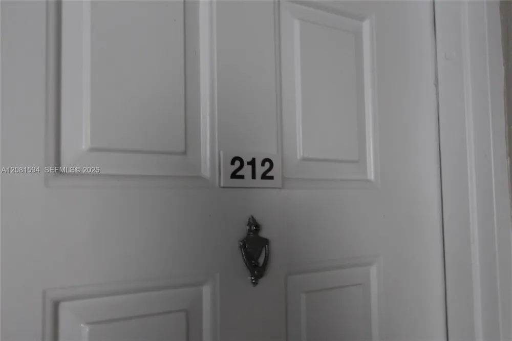 2880 Oakland Forest Dr #212 Oakland Park, FL 33309