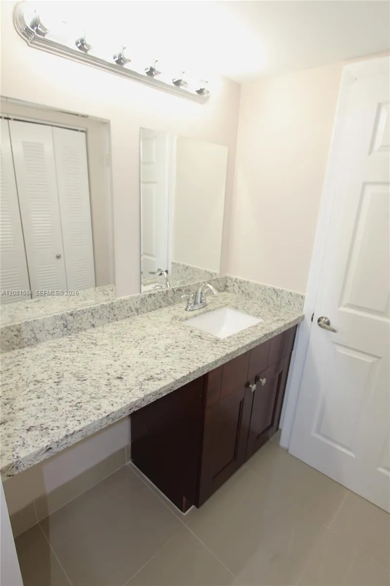 2880 Oakland Forest Dr #212 Oakland Park, FL 33309
