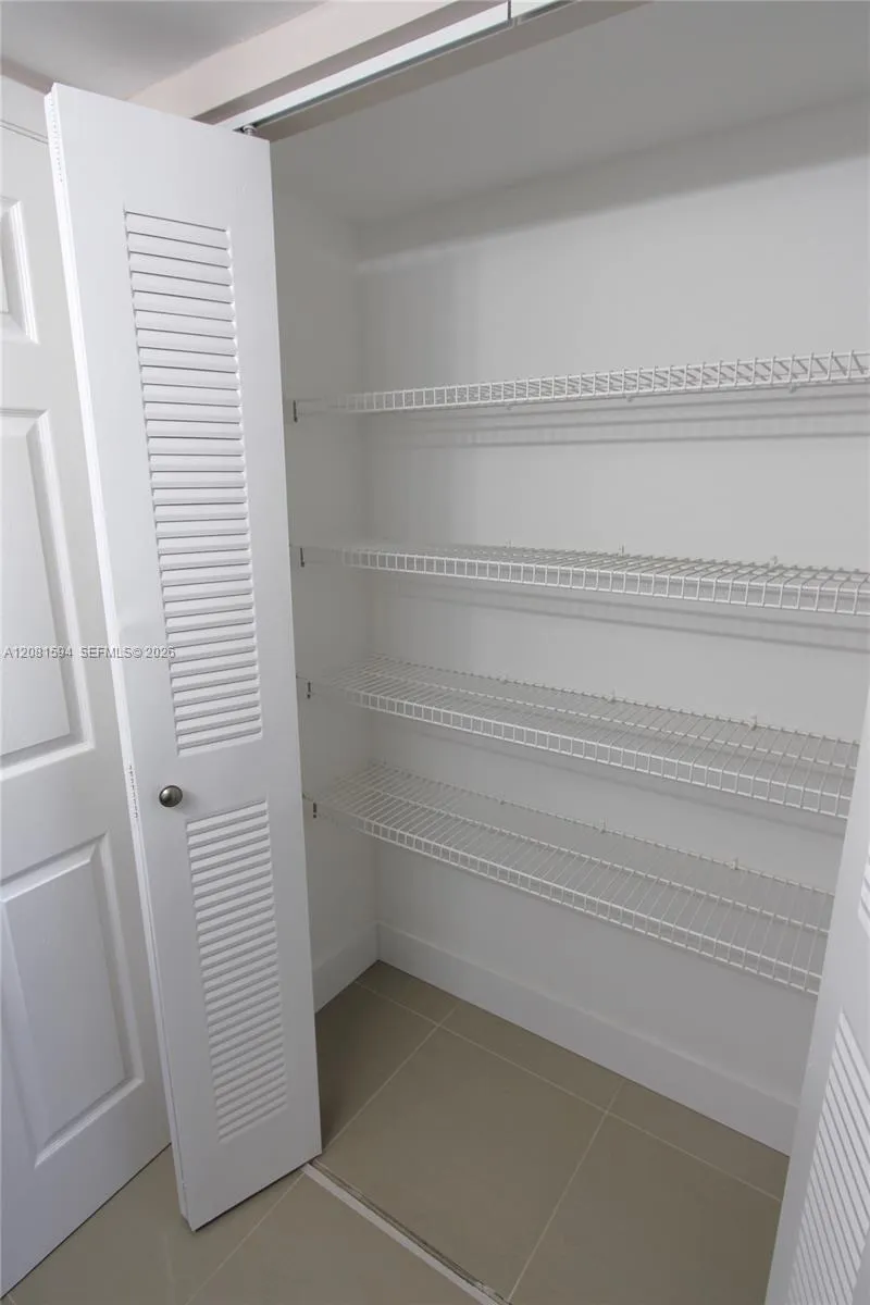 2880 Oakland Forest Dr #212 Oakland Park, FL 33309