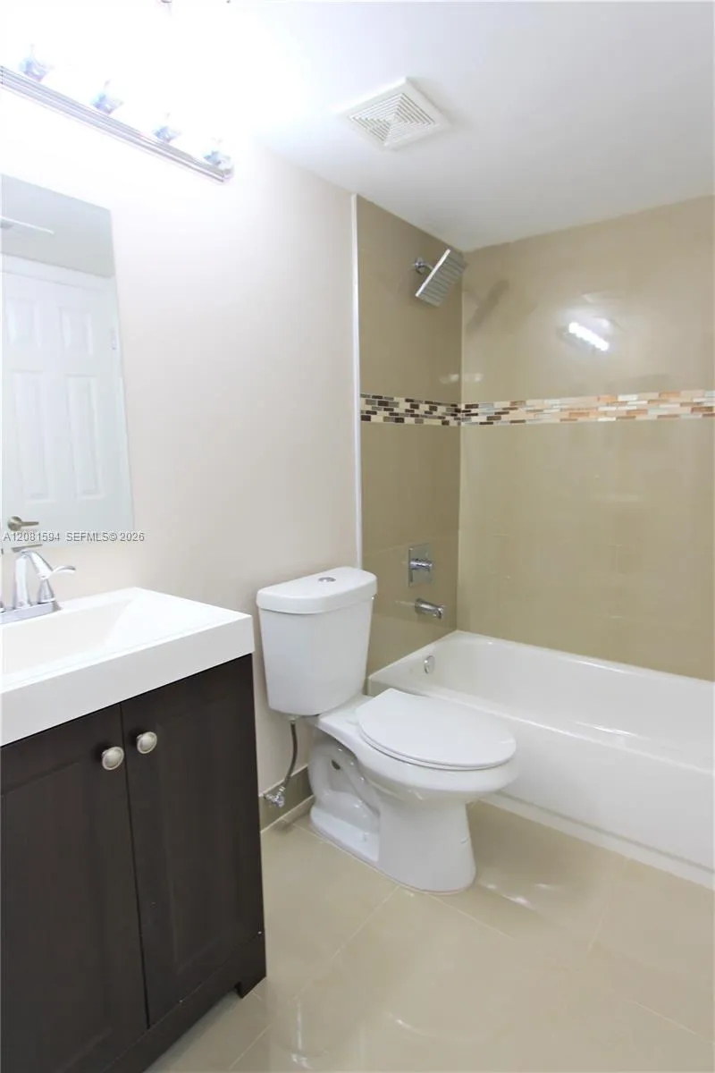 2880 Oakland Forest Dr #212 Oakland Park, FL 33309