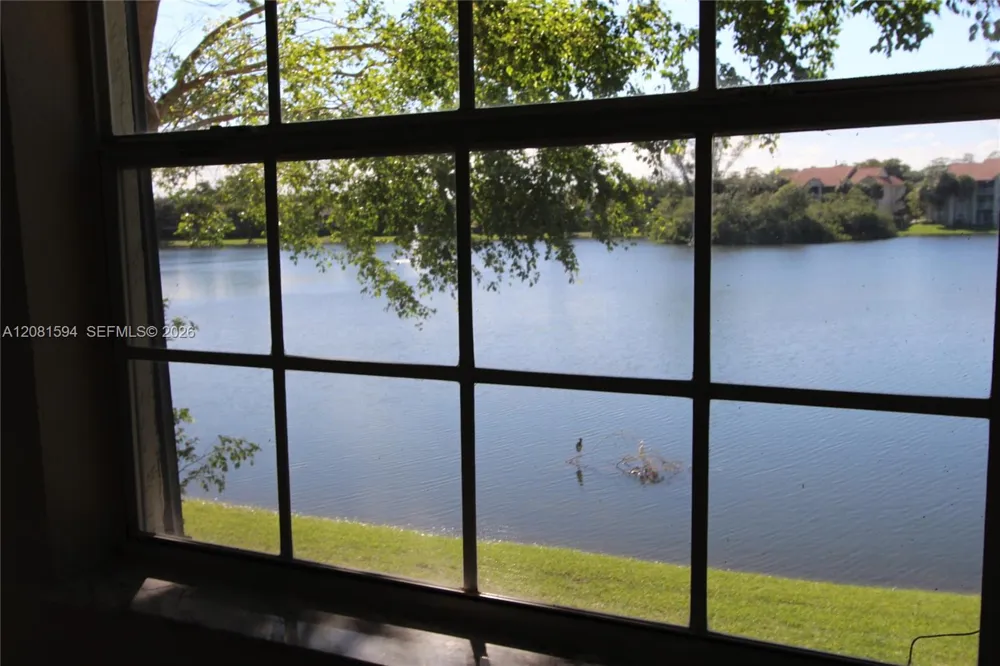 2880 Oakland Forest Dr #212 Oakland Park, FL 33309