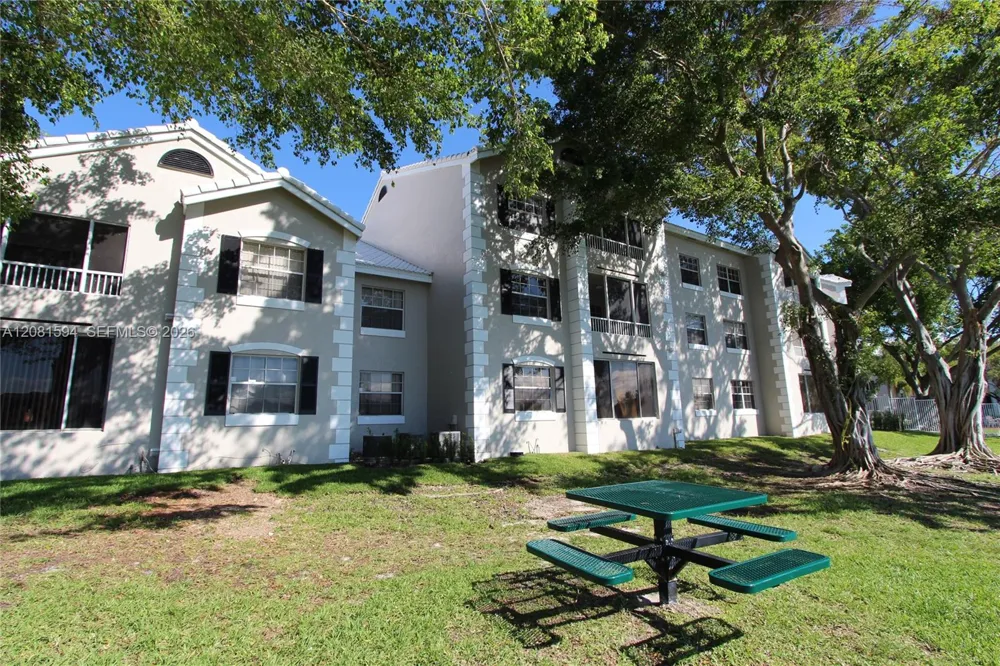 2880 Oakland Forest Dr #212 Oakland Park, FL 33309