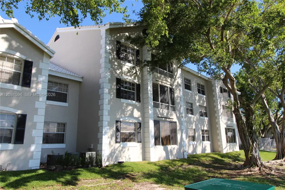 2880 Oakland Forest Dr #212 Oakland Park, FL 33309