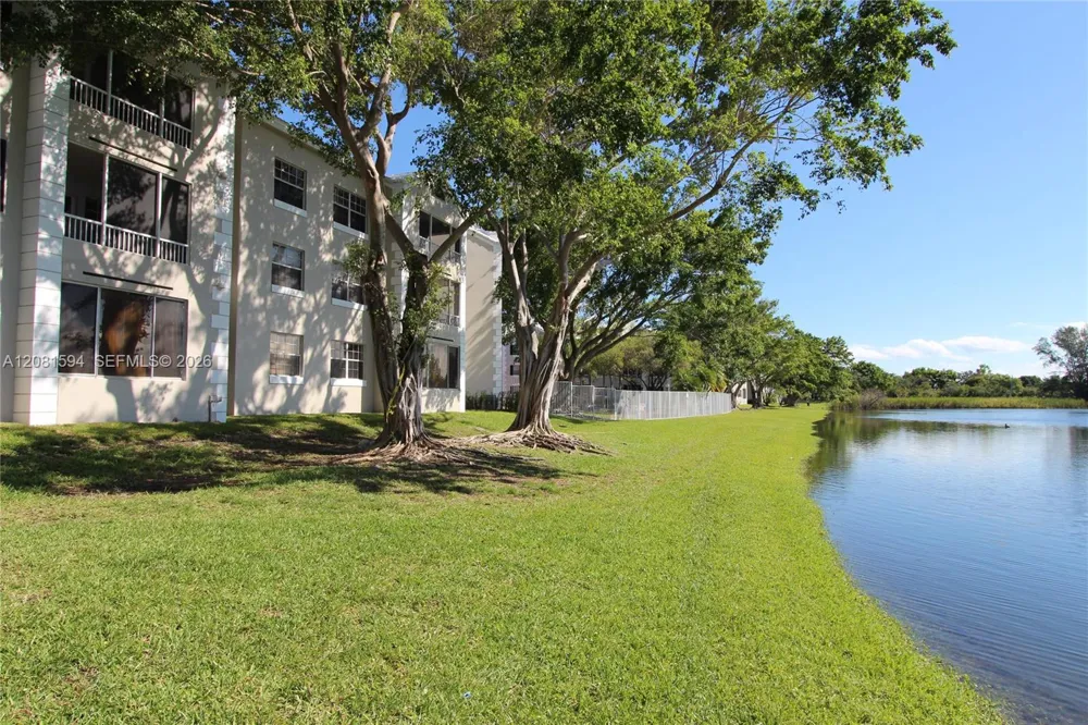 2880 Oakland Forest Dr #212 Oakland Park, FL 33309