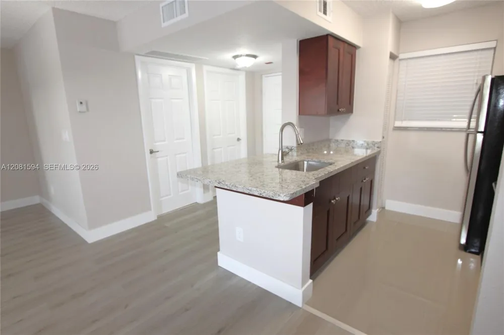 2880 Oakland Forest Dr #212 Oakland Park, FL 33309