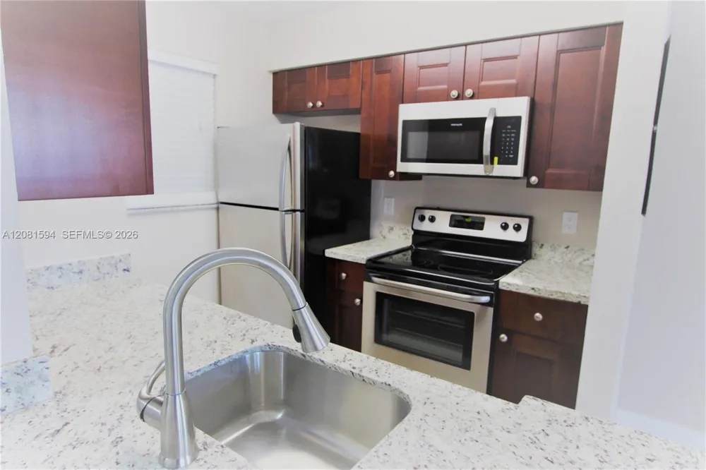 2880 Oakland Forest Dr #212 Oakland Park, FL 33309