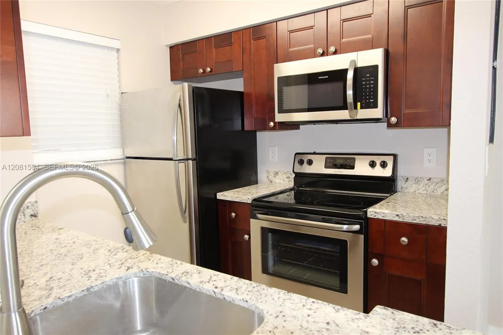 2880 Oakland Forest Dr #212 Oakland Park, FL 33309