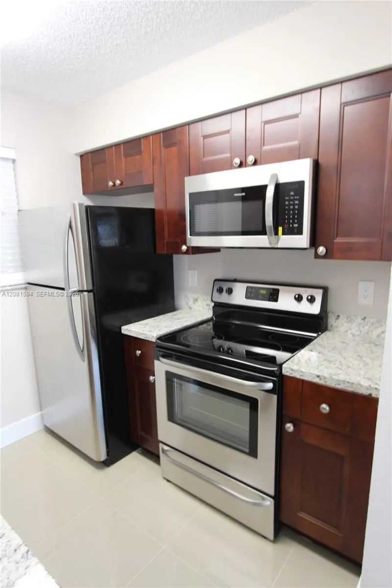 2880 Oakland Forest Dr #212 Oakland Park, FL 33309
