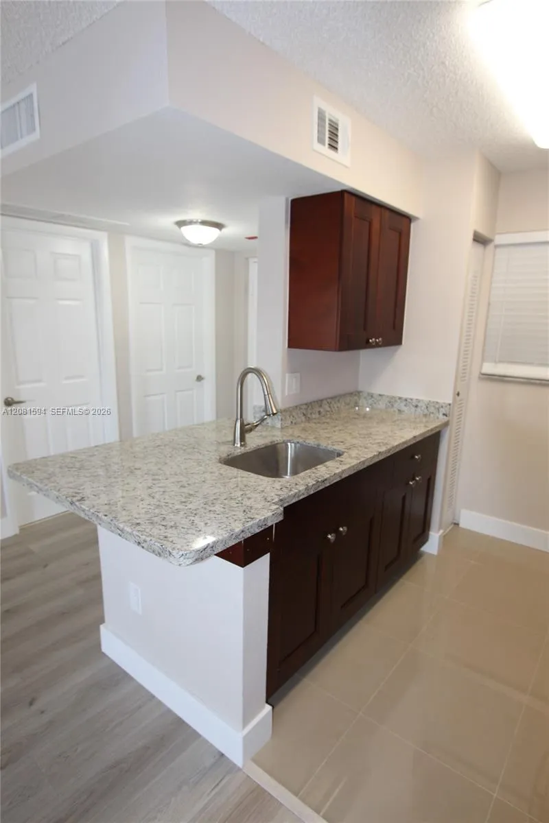 2880 Oakland Forest Dr #212 Oakland Park, FL 33309