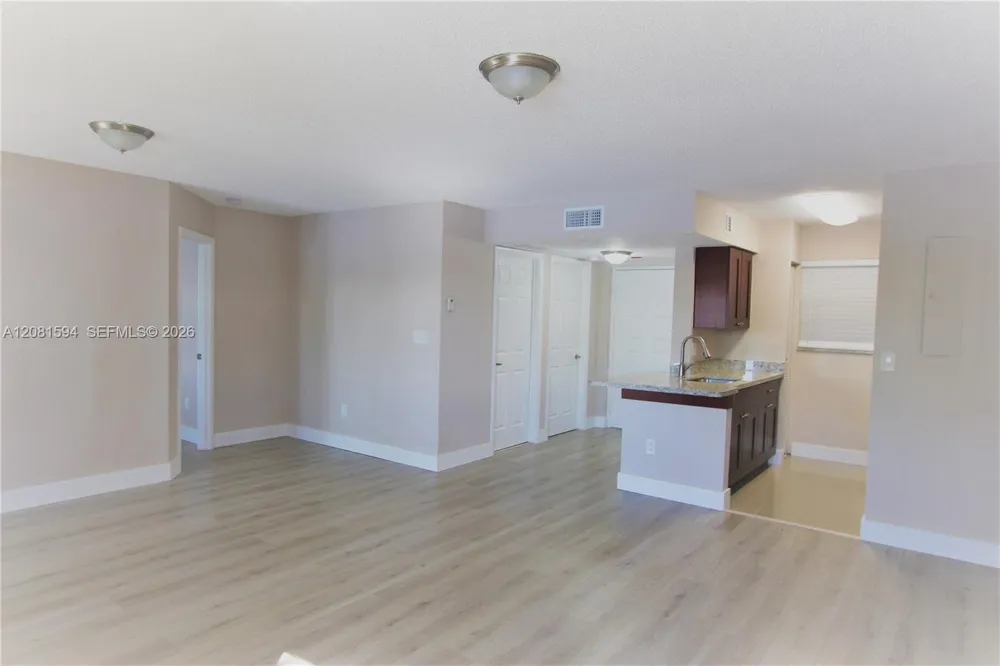 2880 Oakland Forest Dr #212 Oakland Park, FL 33309