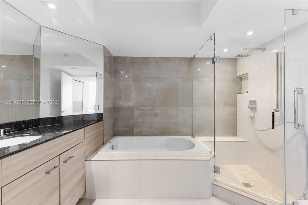 21055 Yacht Club Dr #2807 Aventura, FL 33180