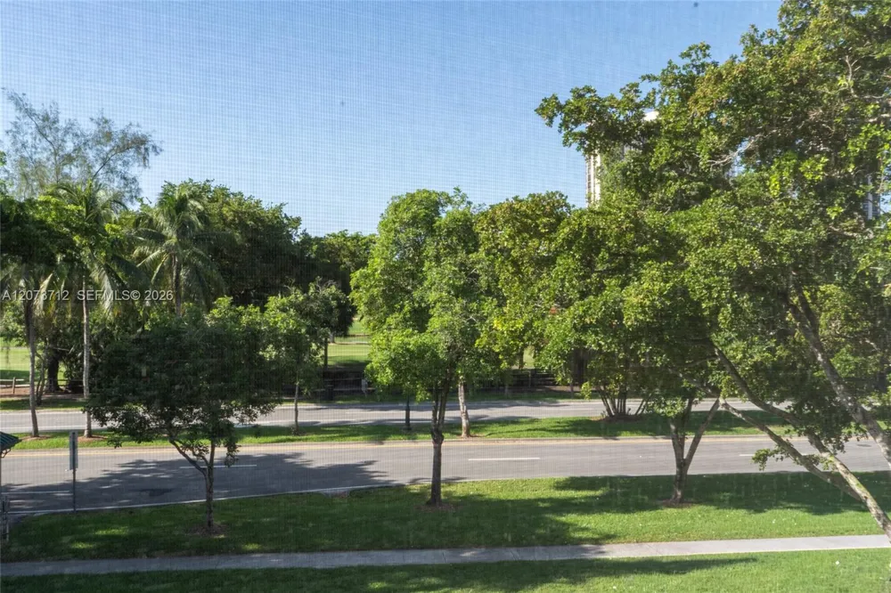 3301 Country Club Dr #310 Aventura, FL 33180