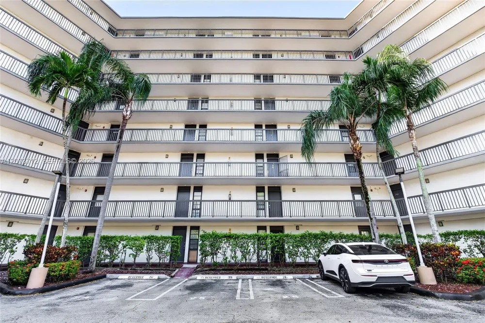 3301 Country Club Dr #310 Aventura, FL 33180