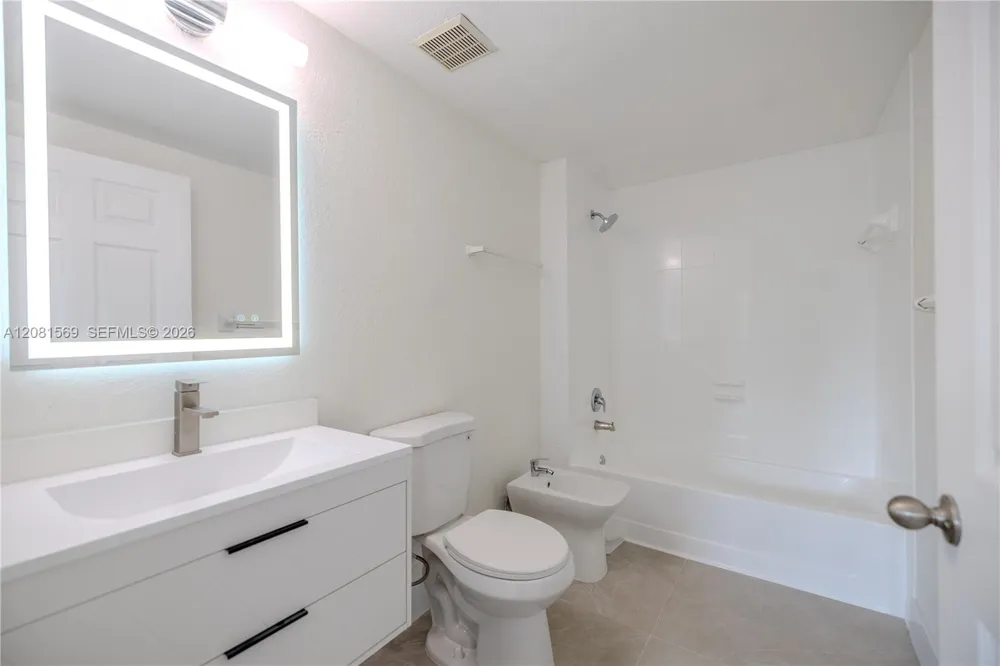 17350 NW 67th Ave #301 Hialeah, FL 33015