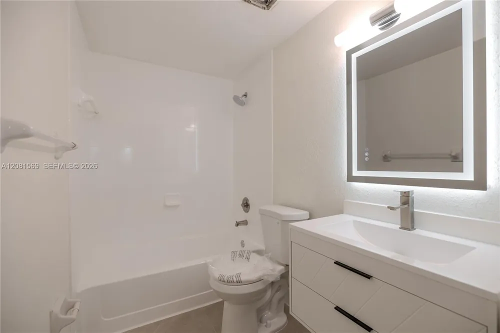 17350 NW 67th Ave #301 Hialeah, FL 33015