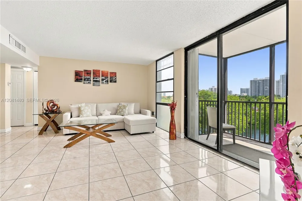 3475 Country Club Dr #615 Aventura, FL 33180