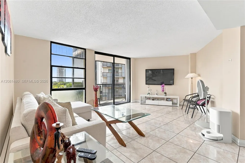3475 Country Club Dr #615 Aventura, FL 33180