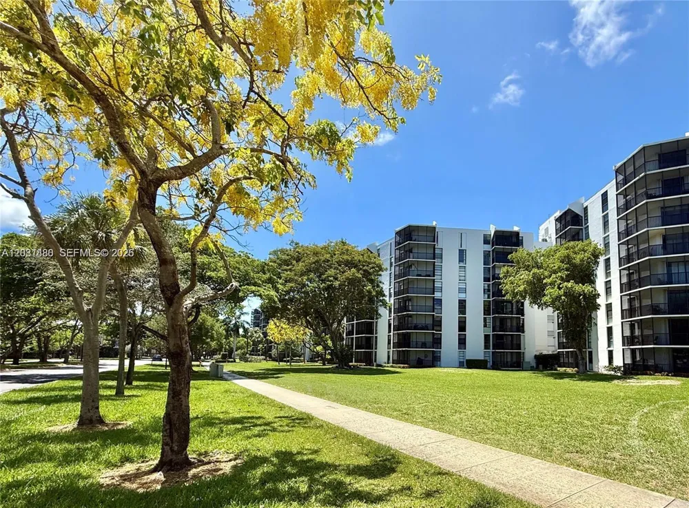 3475 Country Club Dr #615 Aventura, FL 33180