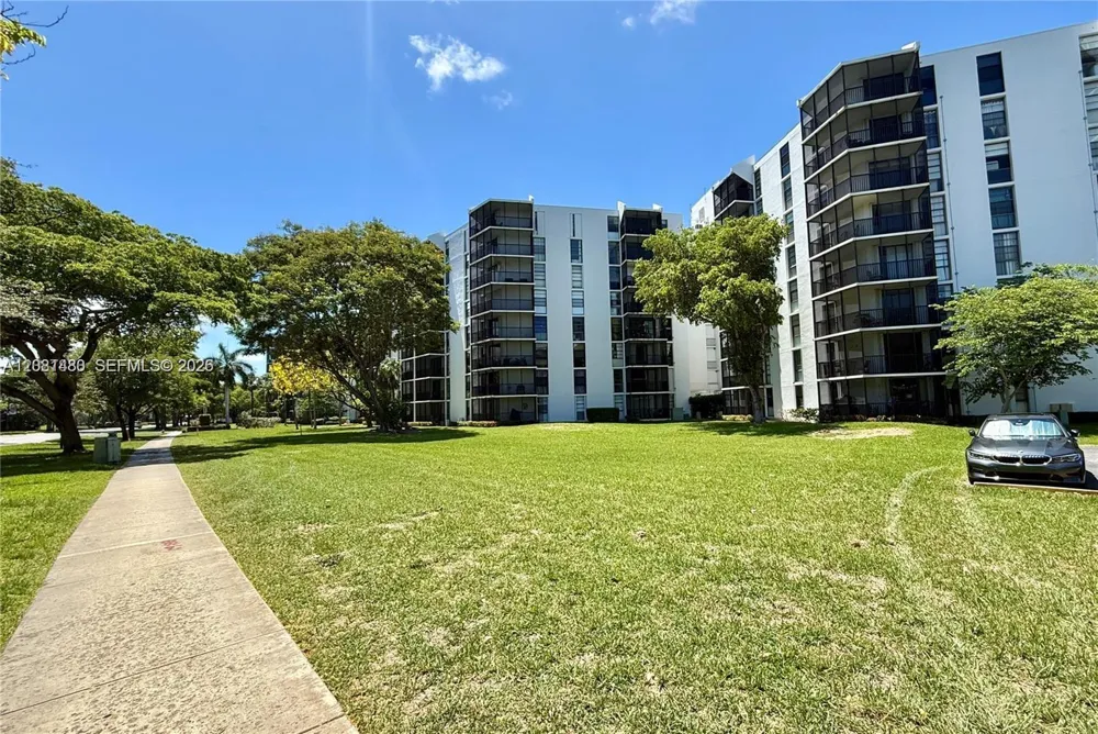 3475 Country Club Dr #615 Aventura, FL 33180