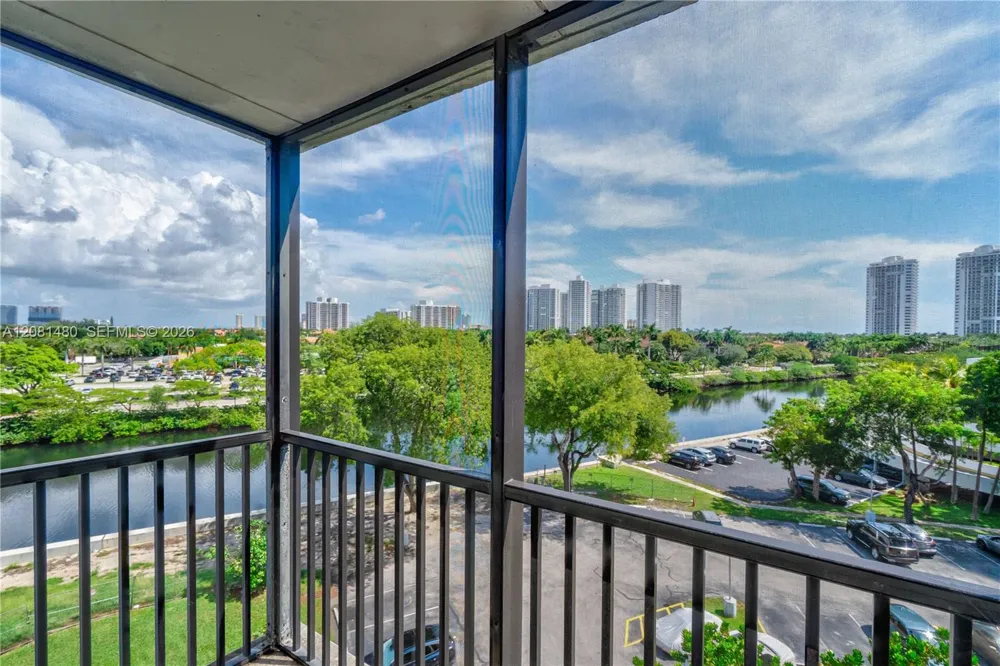 3475 Country Club Dr #615 Aventura, FL 33180