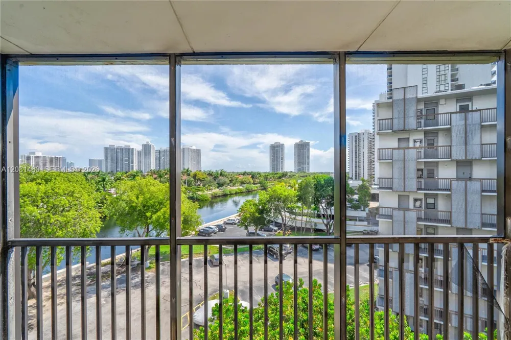 3475 Country Club Dr #615 Aventura, FL 33180