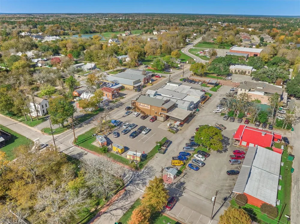 180 Racetrack Lane Montgomery, TX 77356