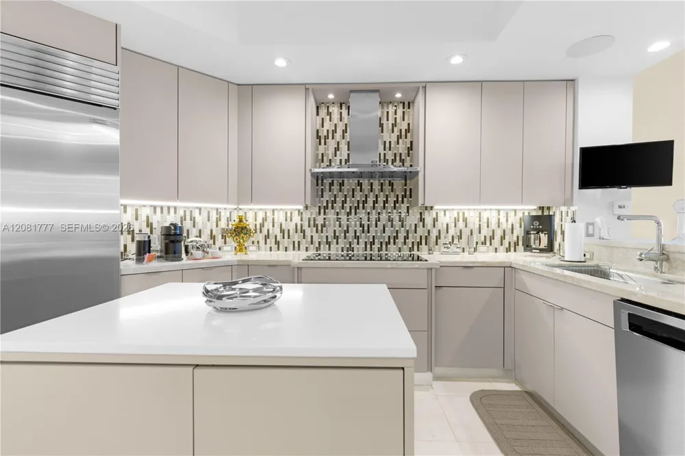 21200 NE Point Pl #1404 Aventura, FL 33180
