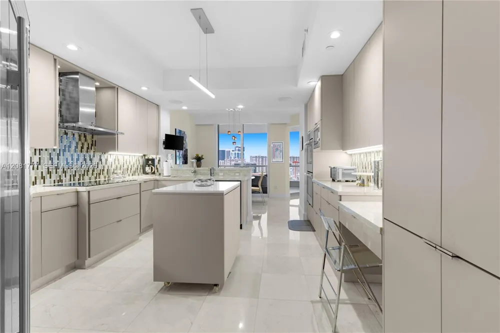 21200 NE Point Pl #1404 Aventura, FL 33180