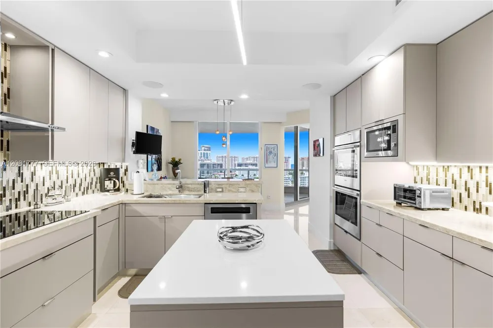 21200 NE Point Pl #1404 Aventura, FL 33180