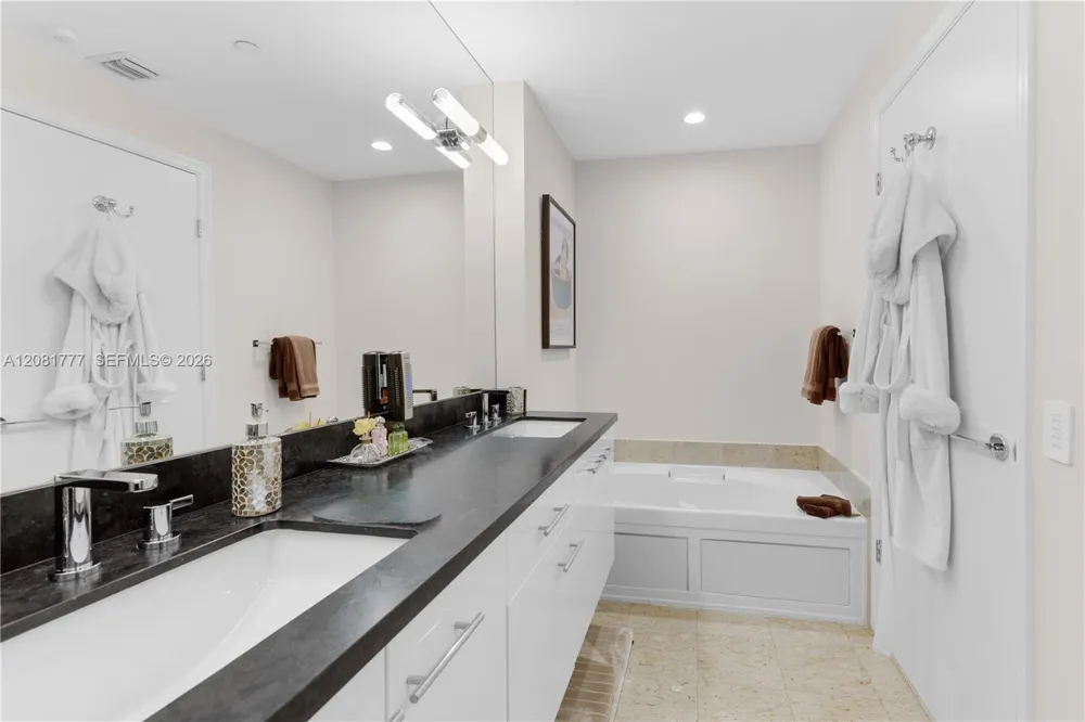 21200 NE Point Pl #1404 Aventura, FL 33180