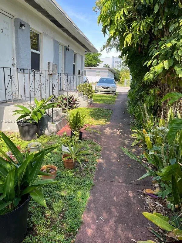 730 SW 10th St #1 Miami, FL 33130