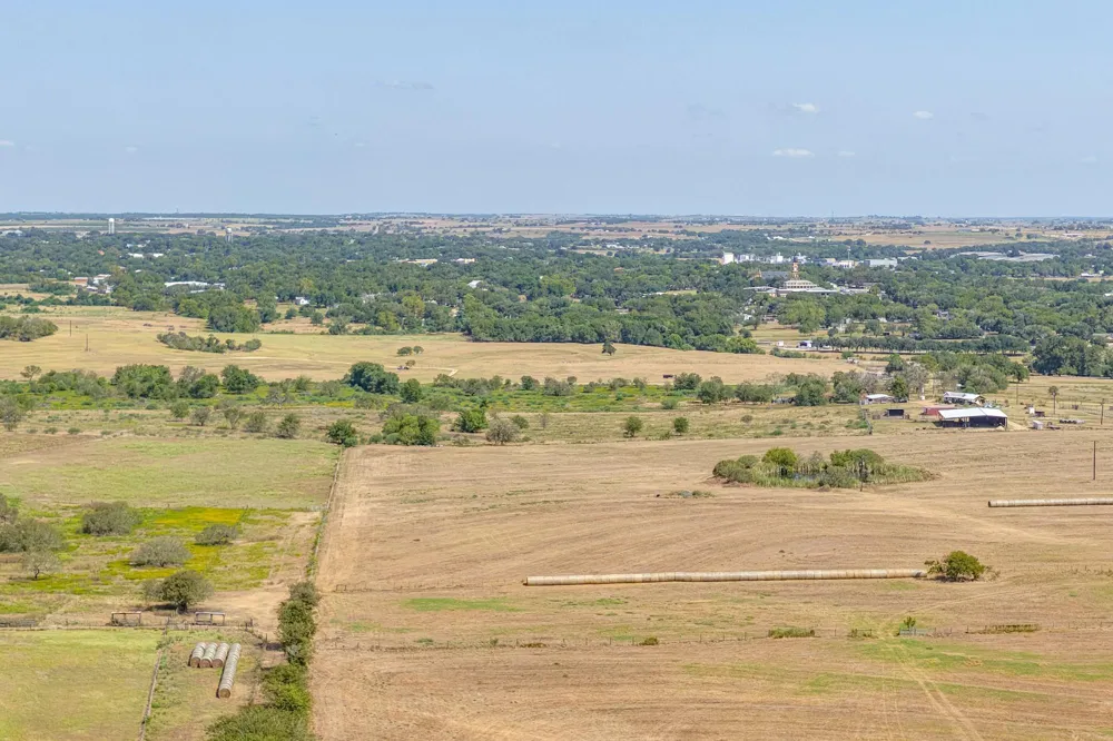 487 County Road 301 Shiner, TX 77984