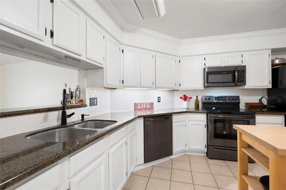 2506 Bisontine Street Friendswood, TX 77546
