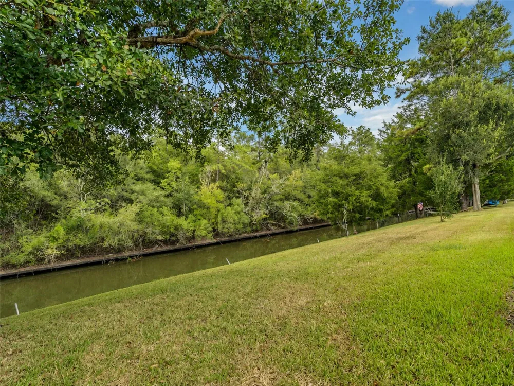52 County Road 302 Alvin, TX 77511