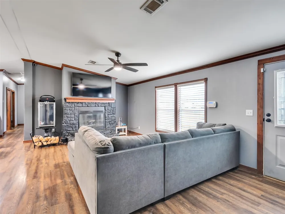 52 County Road 302 Alvin, TX 77511