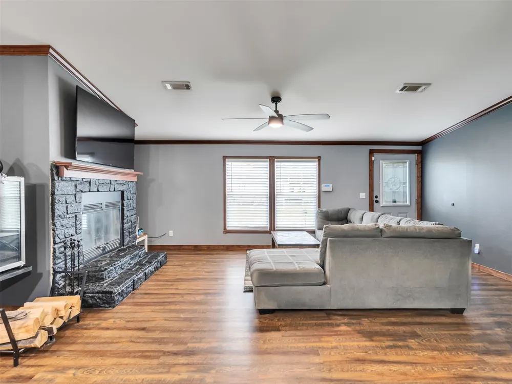 52 County Road 302 Alvin, TX 77511