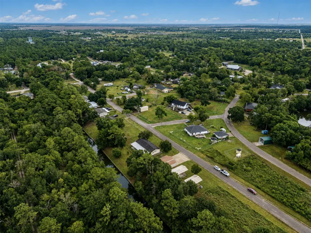 52 County Road 302 Alvin, TX 77511