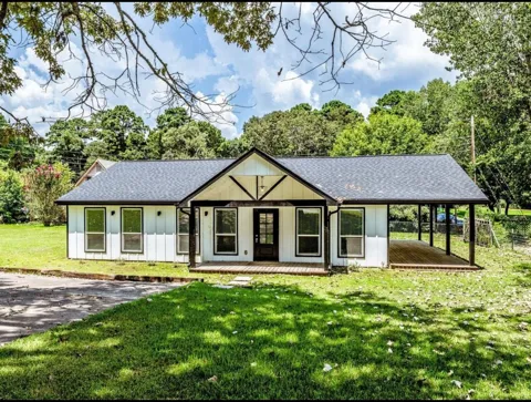 161 Lakeway Circle