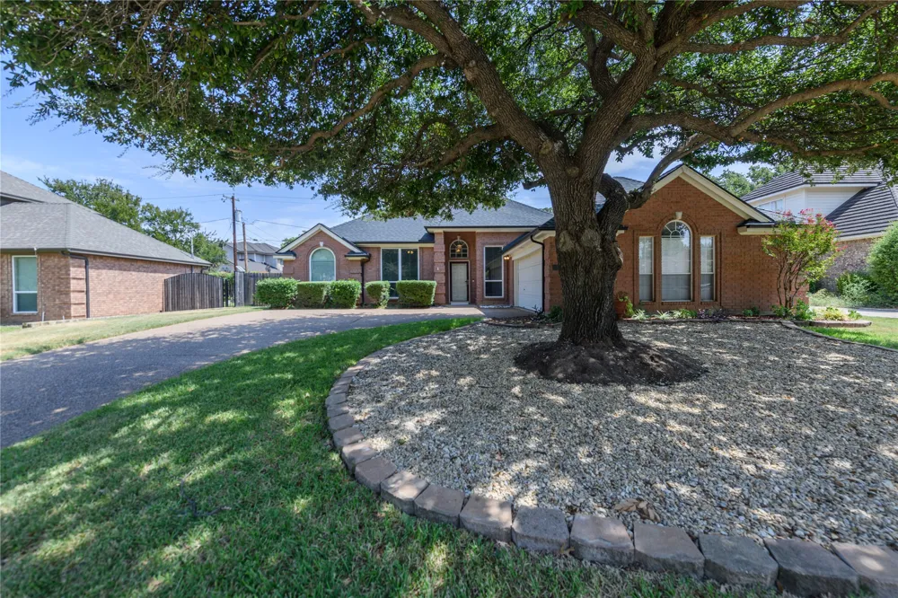 3120 Steve Drive Hurst, TX 76054