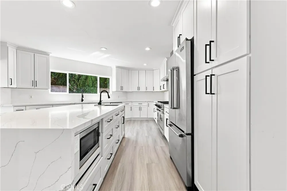 5527 Beckford Avenue Tarzana, CA 91356
