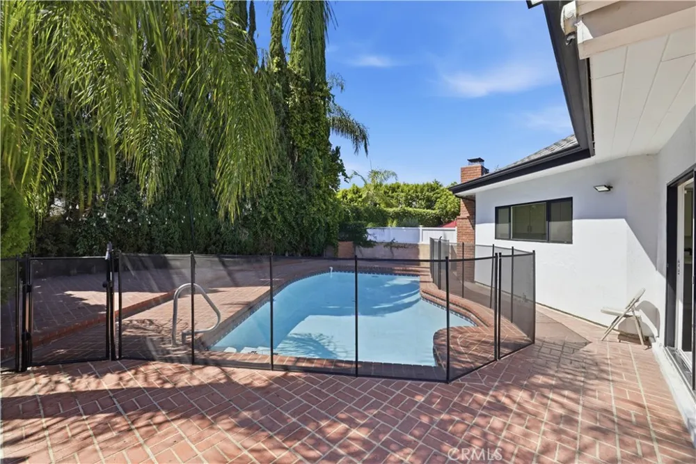 5527 Beckford Avenue Tarzana, CA 91356