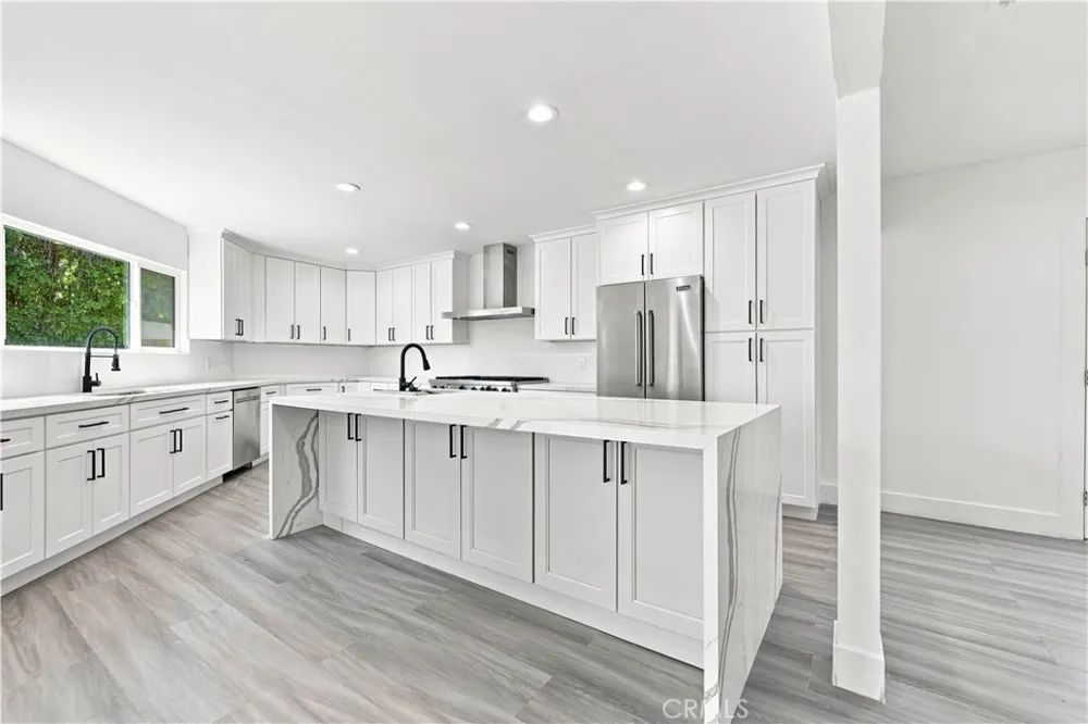 5527 Beckford Avenue Tarzana, CA 91356