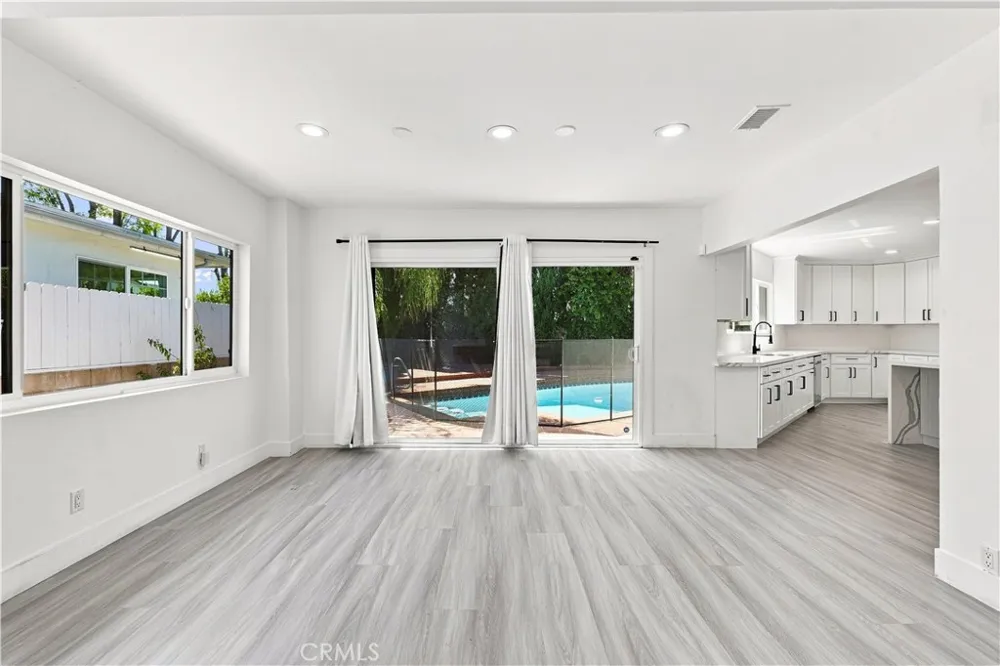 5527 Beckford Avenue Tarzana, CA 91356