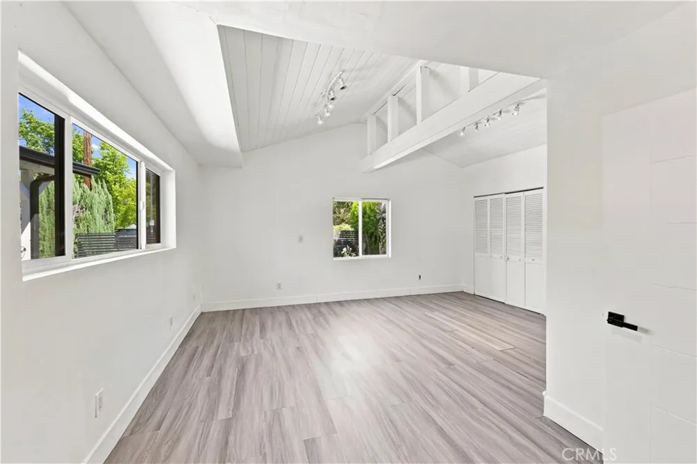 5527 Beckford Avenue Tarzana, CA 91356